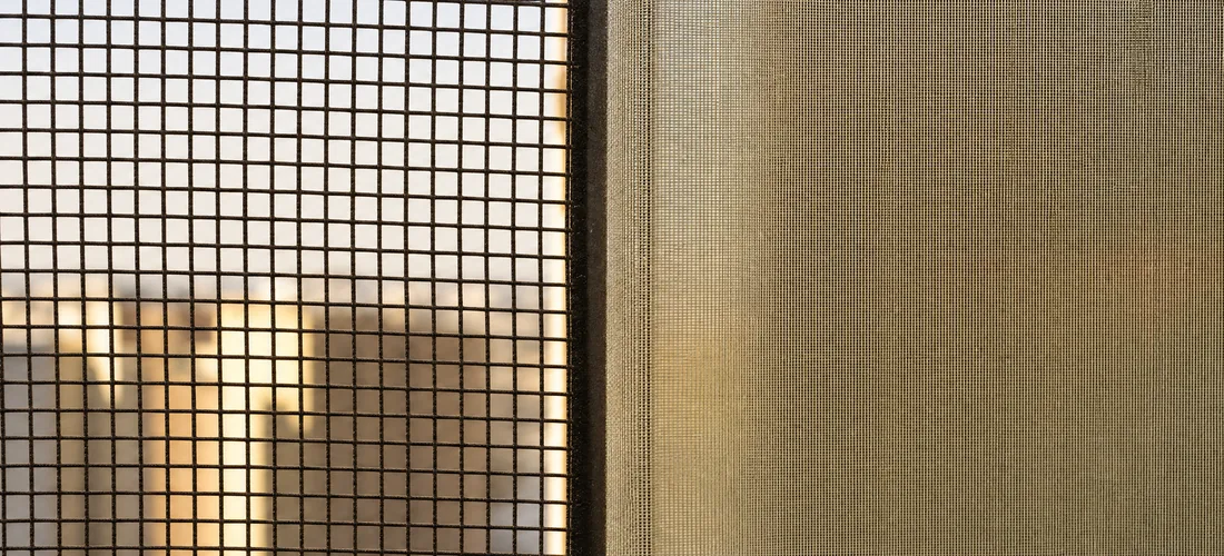 Standard and fine weaves side by side: the difference in aperture