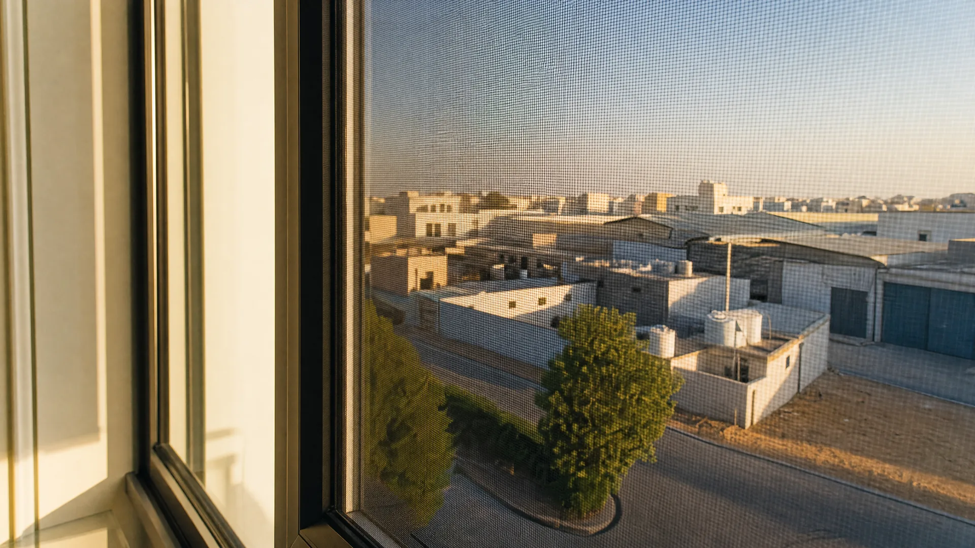 العمارة النموذجية في الجرف وشبك حماية على النافذة في المقدمة