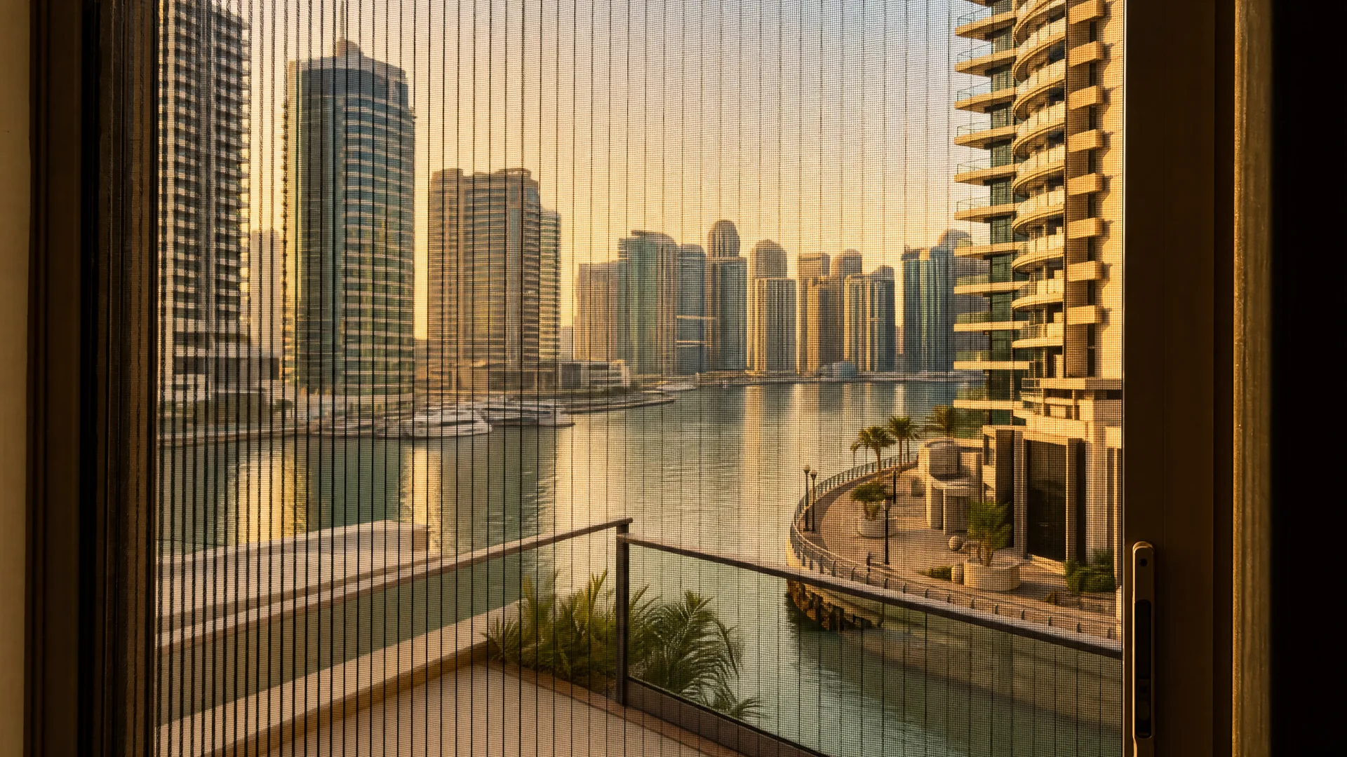 Типичная застройка: Dubai Marina, окно с москитной сеткой на первом плане