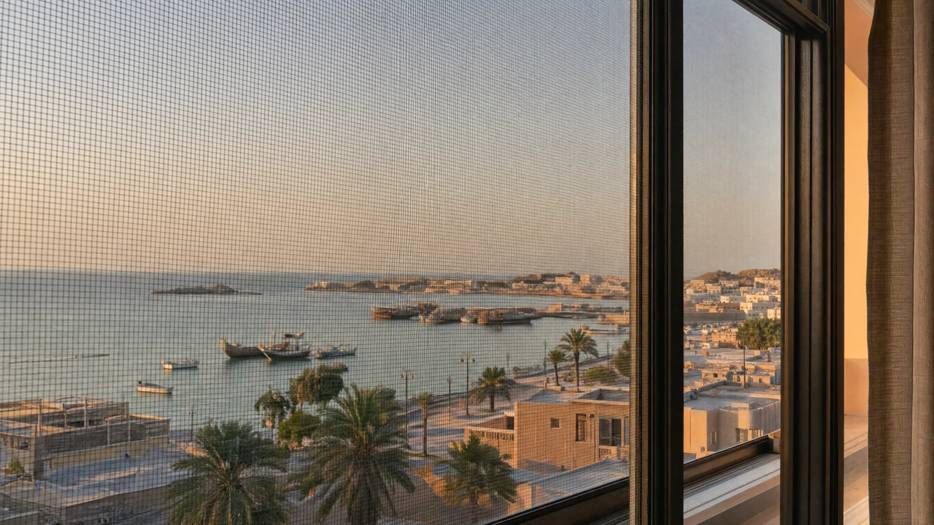 العمارة النموذجية في دبا الحصن وشبك حماية على النافذة في المقدمة
